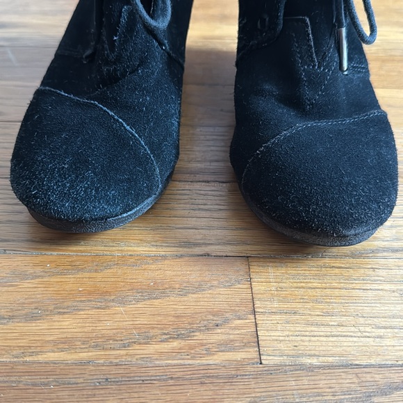 🏜️Tom’s black suede lace up desert wedge bootie. Size 8M. - Picture 8 of 10